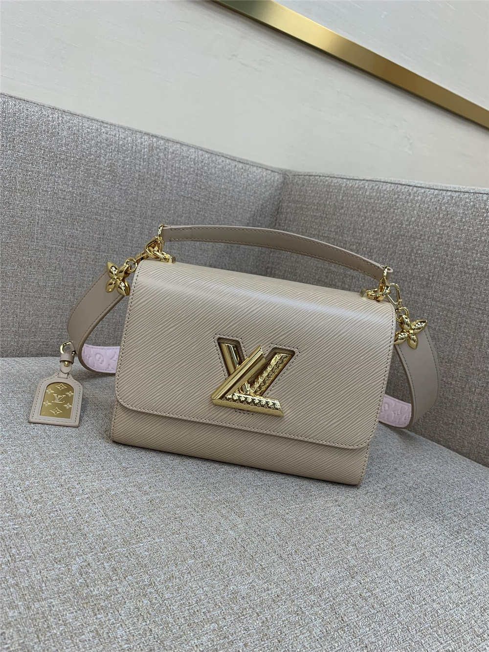 Louis Vuitton TWIST  M25361  size：23x17x9.5cm 2025 new 